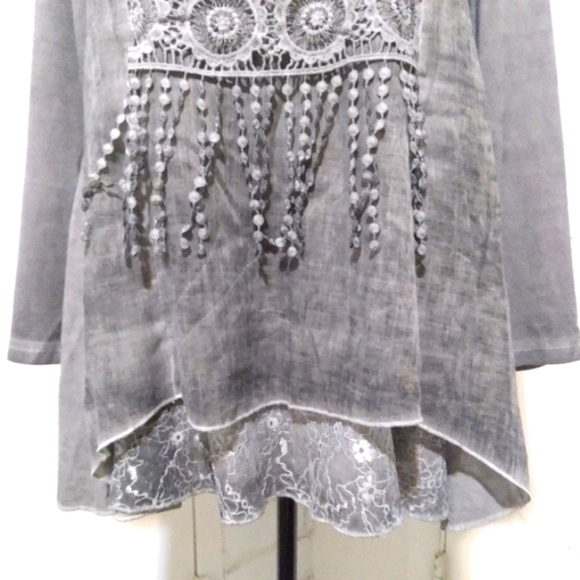 NWOT  CalStyle Gray Lace & Crochet Lagenlook Swing Tunic Top - Picture 4 of 10